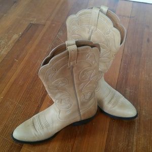 8.5b Ariat women's cowboy boots