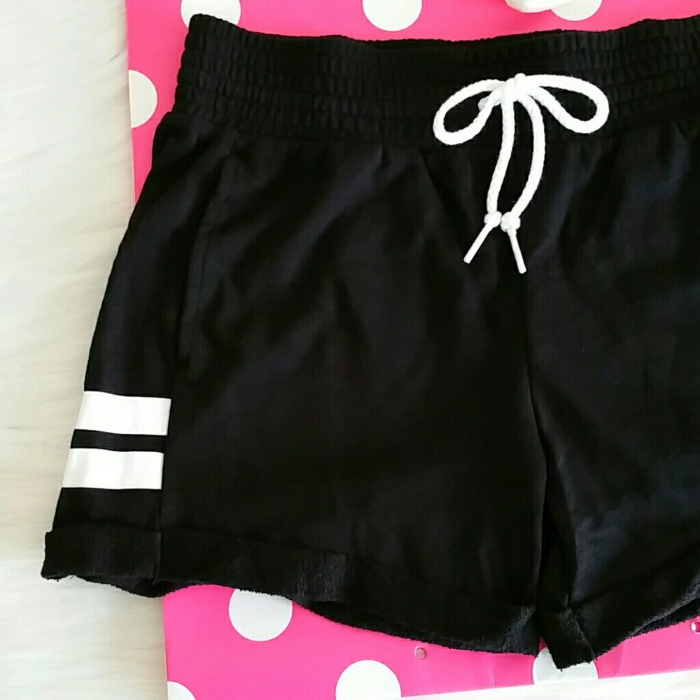 PINK VICTORIA'S SECRET SHORT WITH POCKETS. - Picture 2 of 6