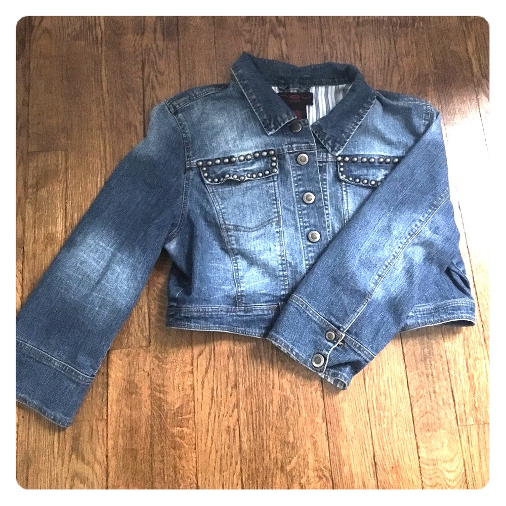 Cropped 3/4 sleeved jean jacket!