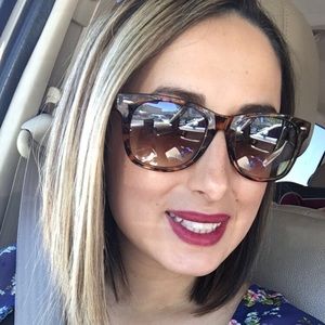 Meet your Posher, Tia