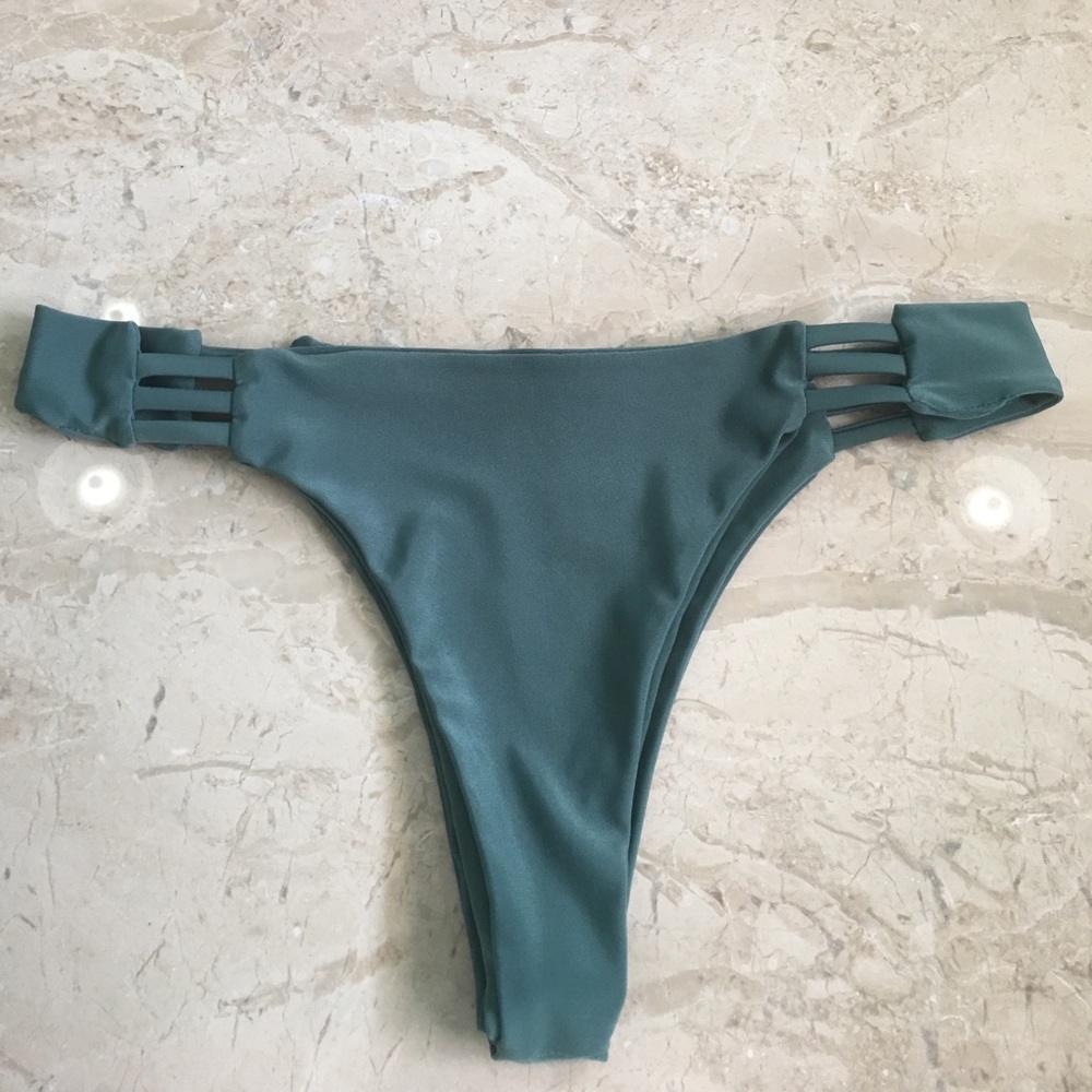 Medium swim bottom, unsure of brand. Never worn