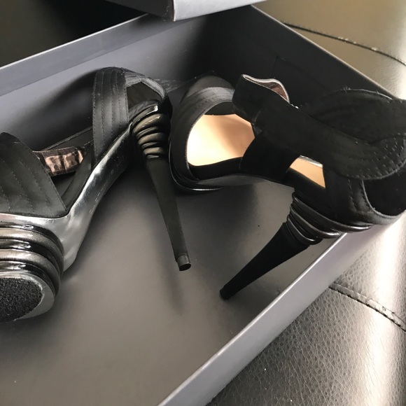 Heels - Picture 4 of 4