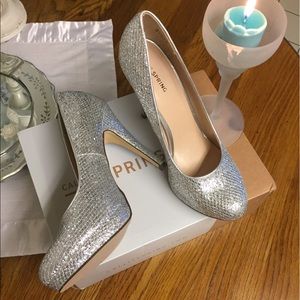 Gorgeous! Silver Sparkely Sexy Heels!