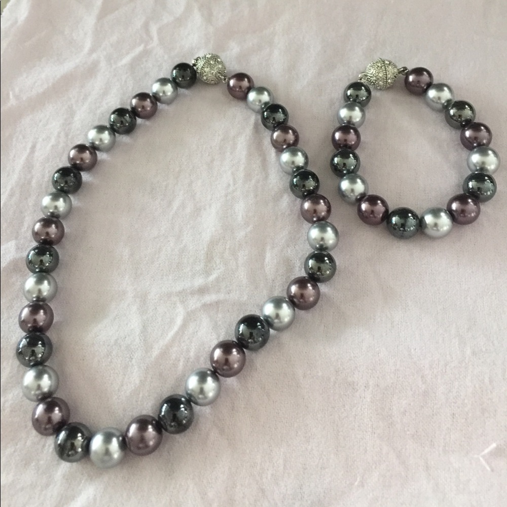 Beautiful beaded necklace and bracelet set.