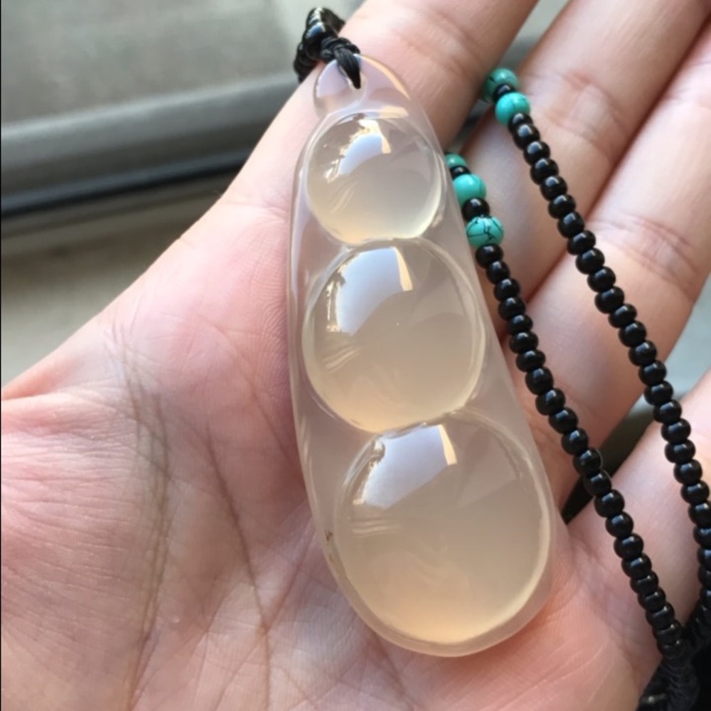 Chalcedony stone (玉髓)"Pea" Necklace