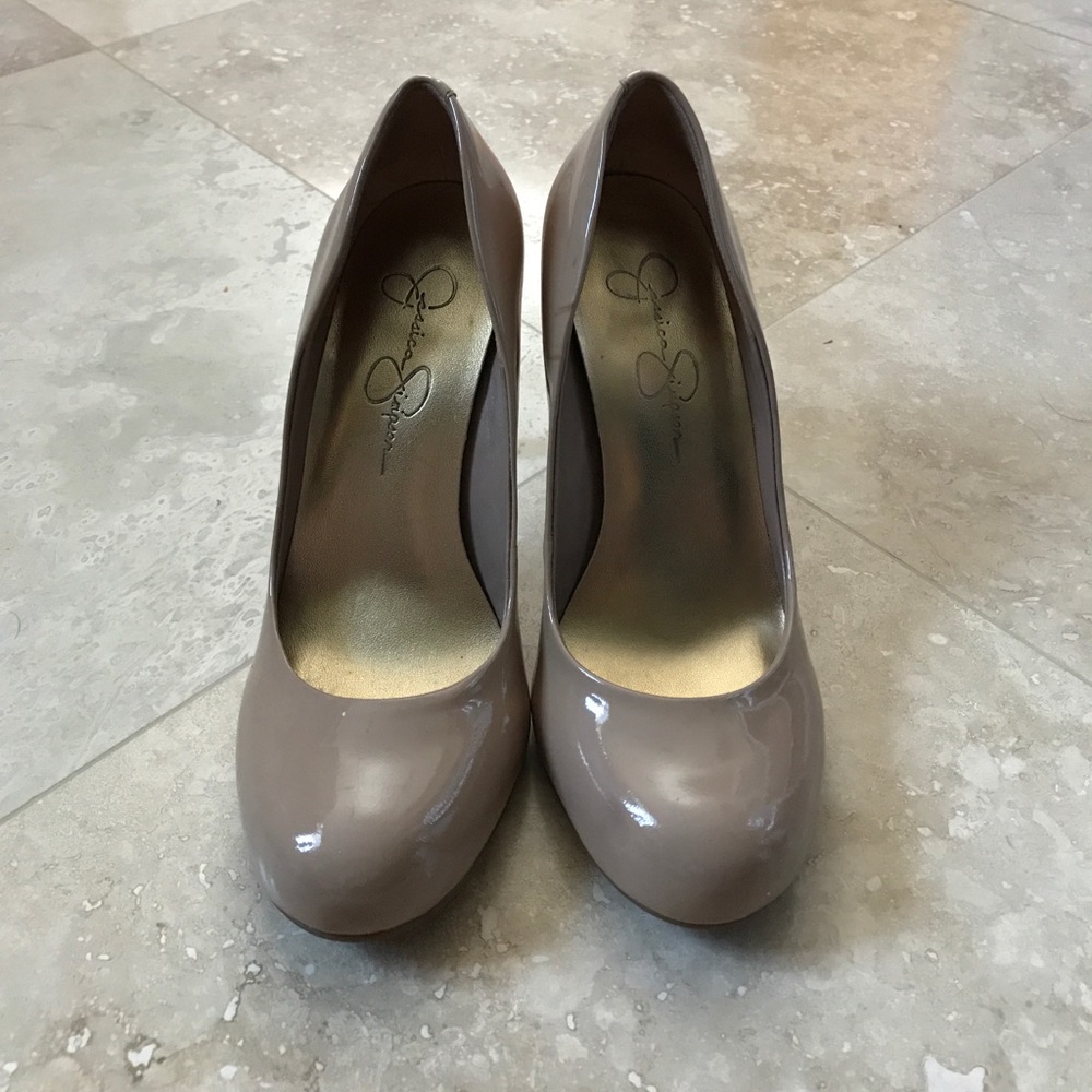 Jessica Simpson nude round toe pump