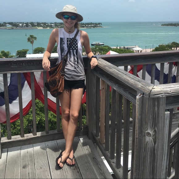 Meet your Posher, Breanna - Picture 2 of 3