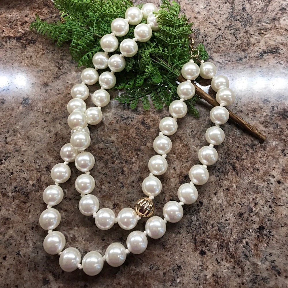2/$10 NWT pearl necklace with gold bead accent