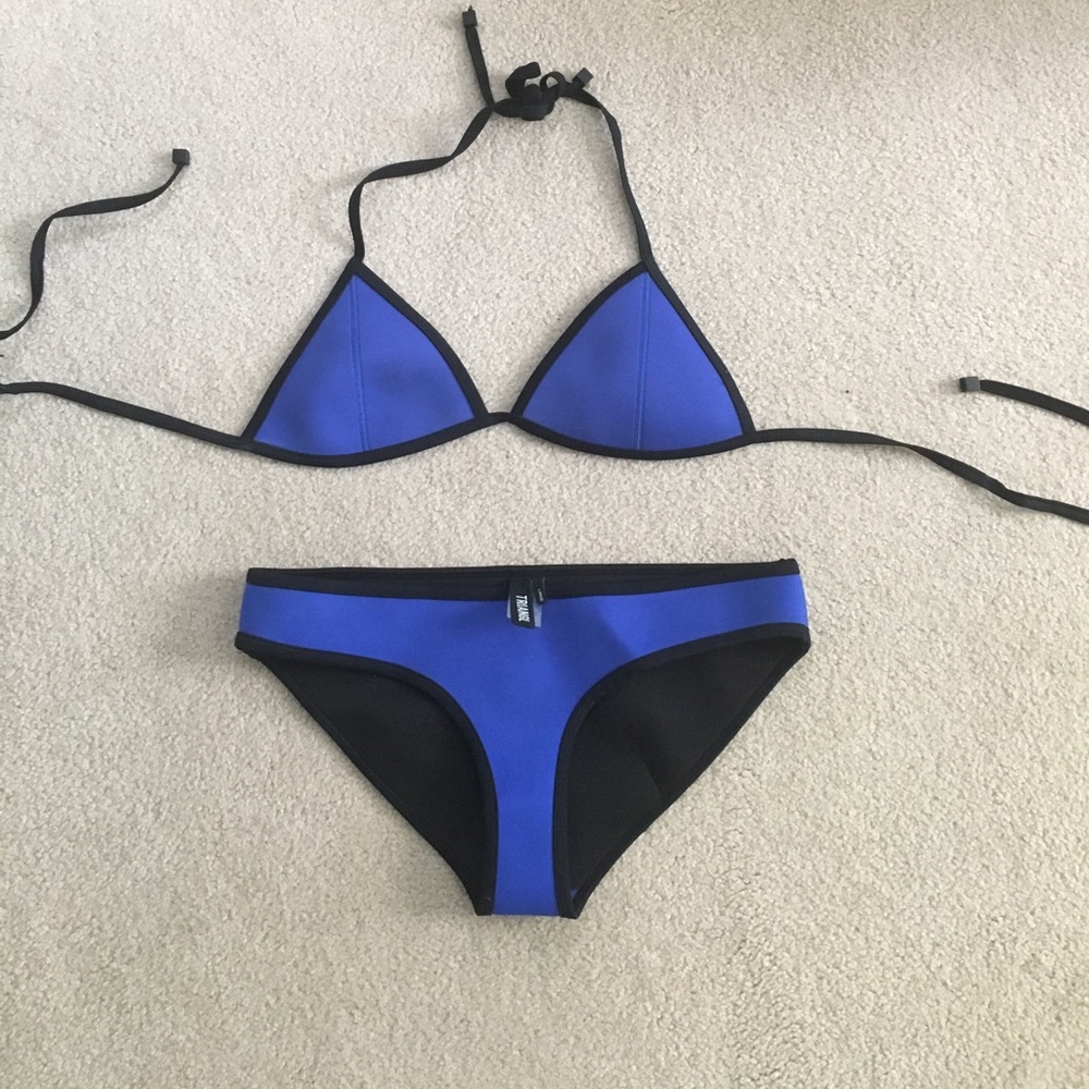 Triangl bathing suit 💙 in royal blue!