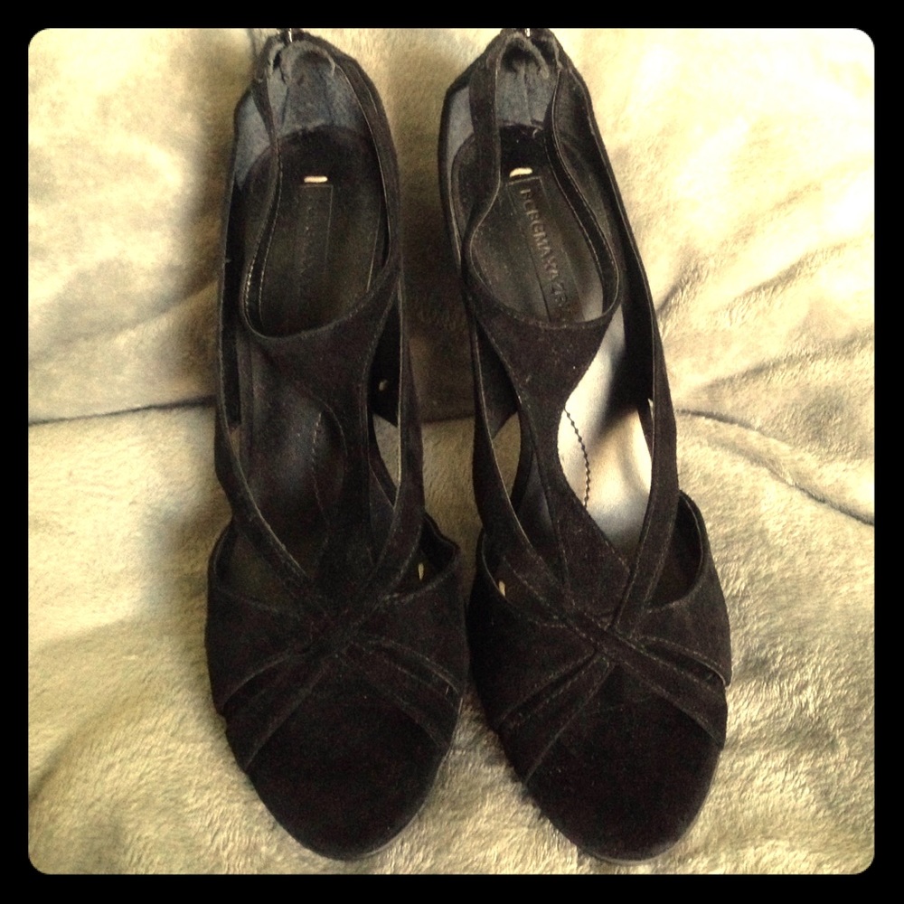 BCBG MAXAZRIA BLACK SUEDE HEELS
