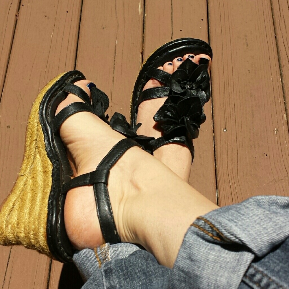 BORN black wedge sandle