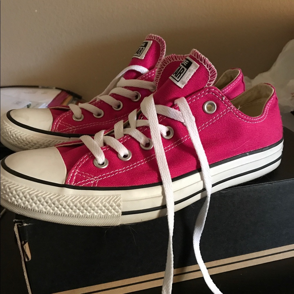 Like new pink/white converse CHUCKS in box size 10