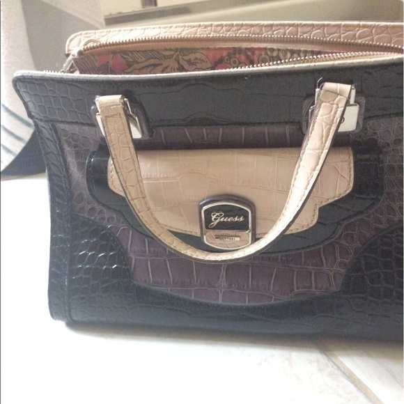 Guess crossbosy purse - Picture 2 of 5