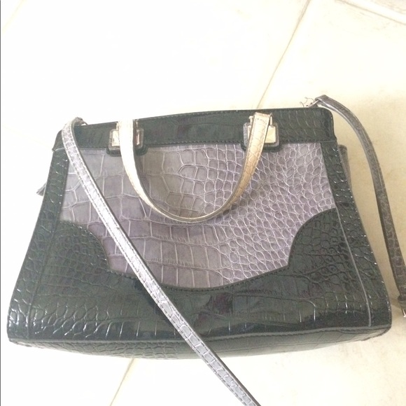 Guess crossbosy purse - Picture 3 of 5