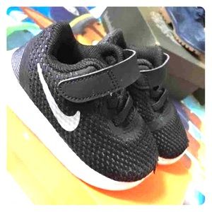 (TODDLER) NIKE black/white Free runs SIZE:4C