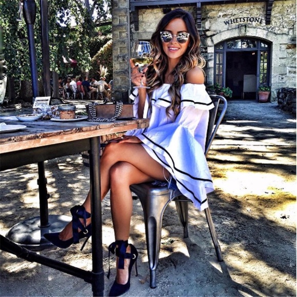 🆕Amelia Bell Sleeve & Off the Shoulder Top - Picture 3 of 8