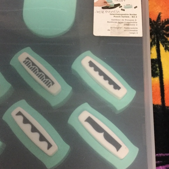 Crafty border hole puncher - Picture 3 of 4