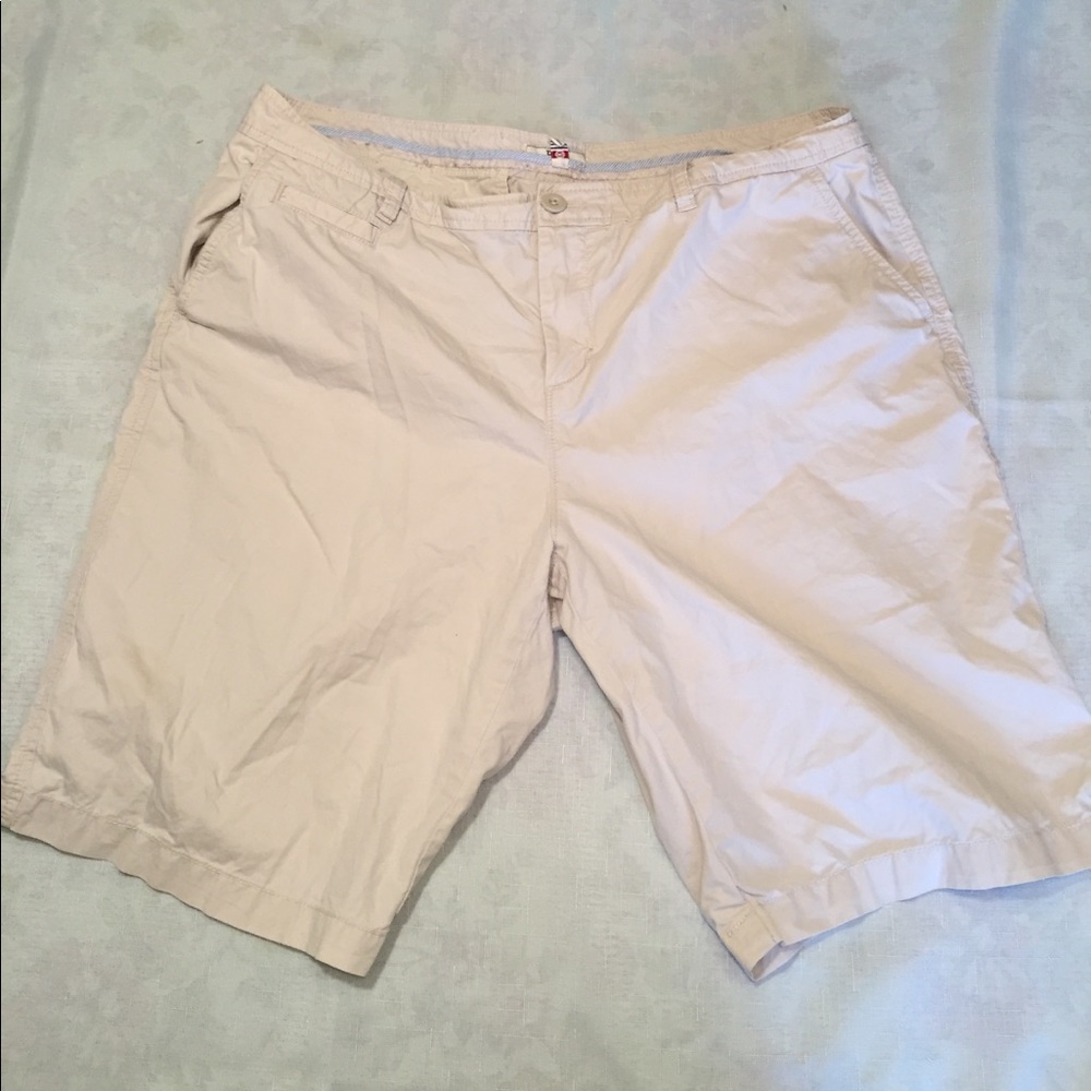 G.H. Bass women's khaki Bermuda shorts