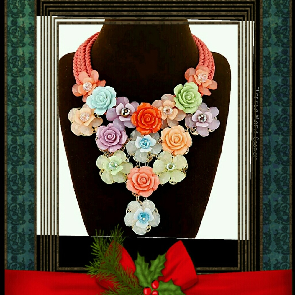 LARGE NWT STATEMENT NECKLACE BEAUTIFUL