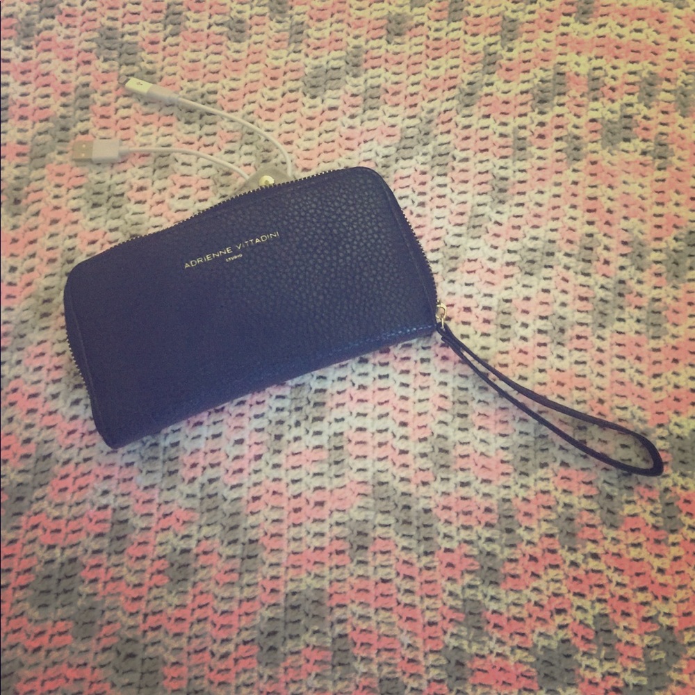 Adrienne Vittadini - charging wristlet 🌻