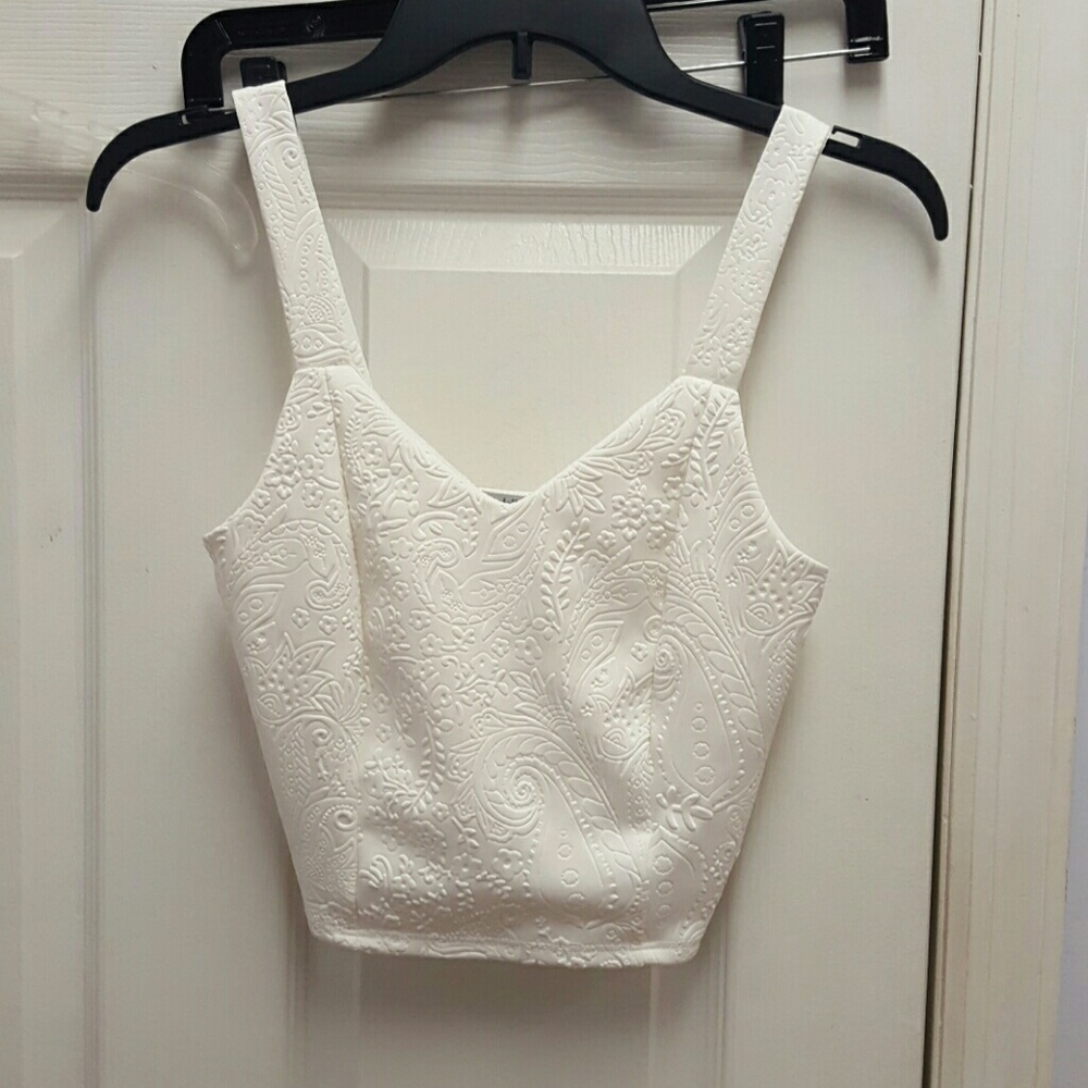White lace pattern crop top