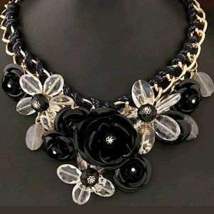 NWT LARGE BIB FLOWER STATEMENT NECKLACE