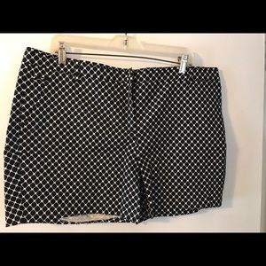 New York and Co black and white patterned shorts