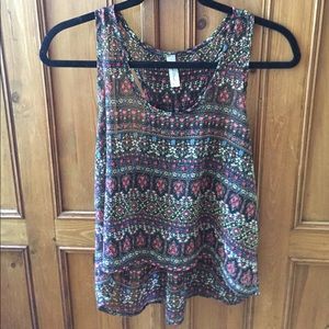 Patterned tank top.