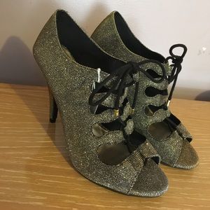 NWT Fiona Night gold lace up heels