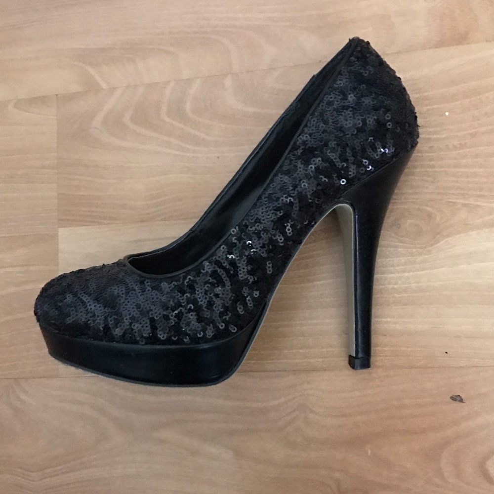 Olsenboye sequined black pumps!