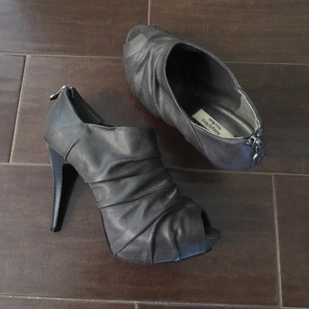 Vera Wang 💋 heeled open toe booties