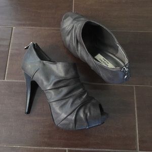 Vera Wang 💋 heeled open toe booties