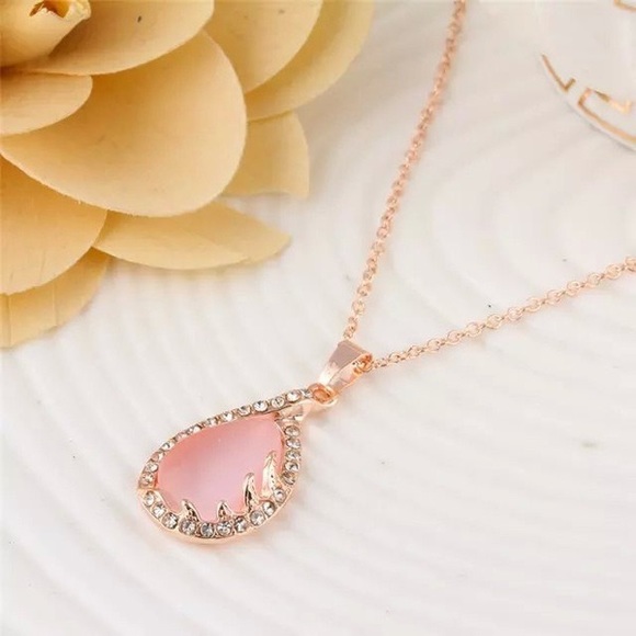 Elegant Necklace & Earrings Set - Picture 2 of 4