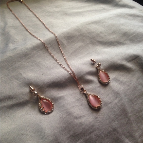 Elegant Necklace & Earrings Set - Picture 4 of 4