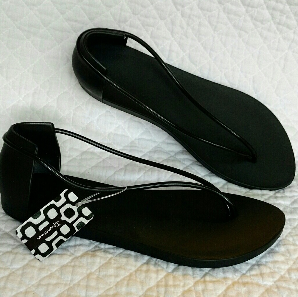 BOGO Ipanema Black Sandals NEW