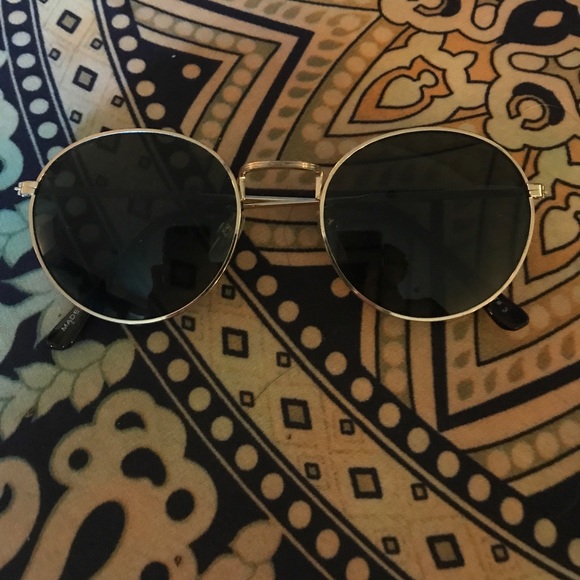Ray-Ban Accessories - Oval Framed Sunnies ✌🏼