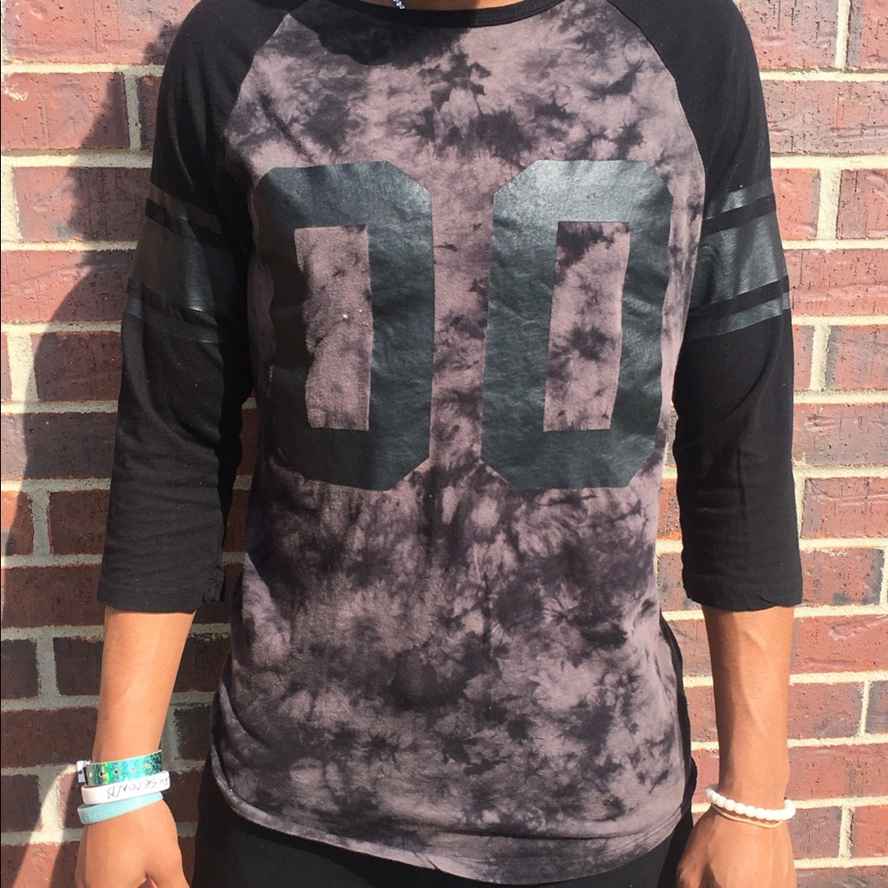 ON THE BYAS  Smalll 3/4th sleeve