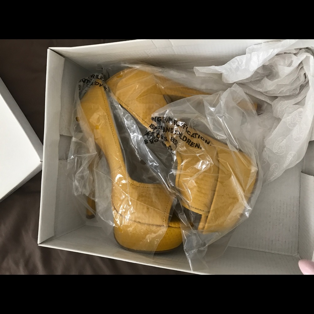 Yellow heels - Picture 2 of 4