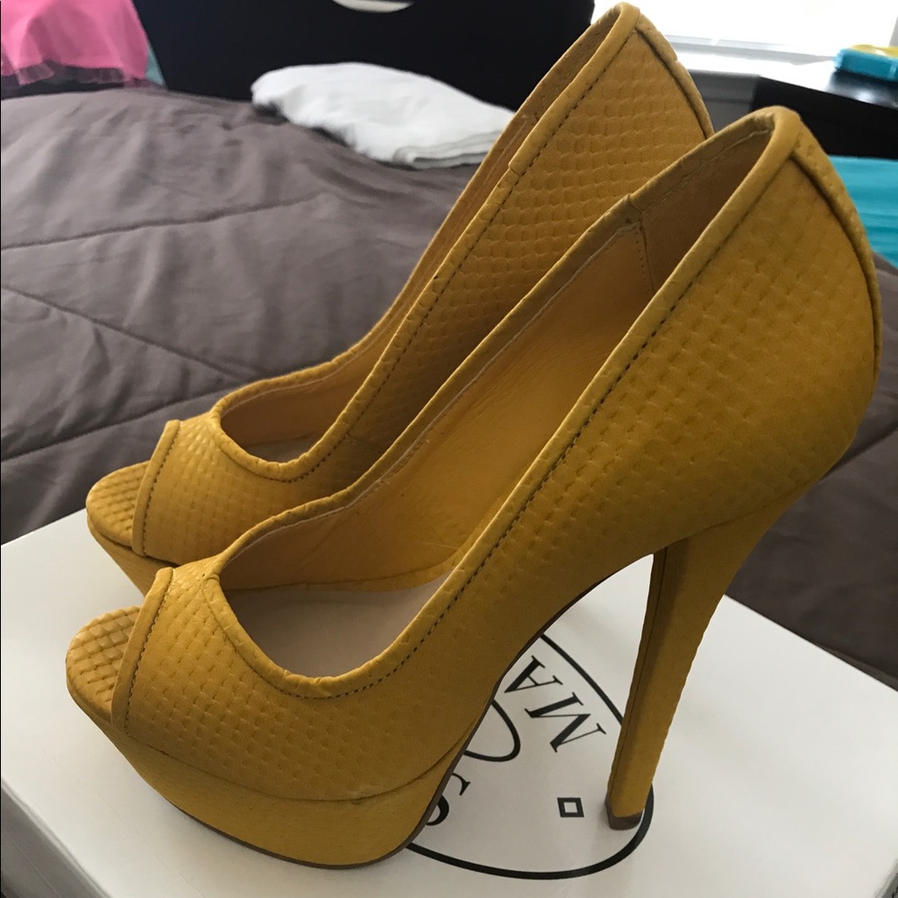 Yellow heels - Picture 3 of 4