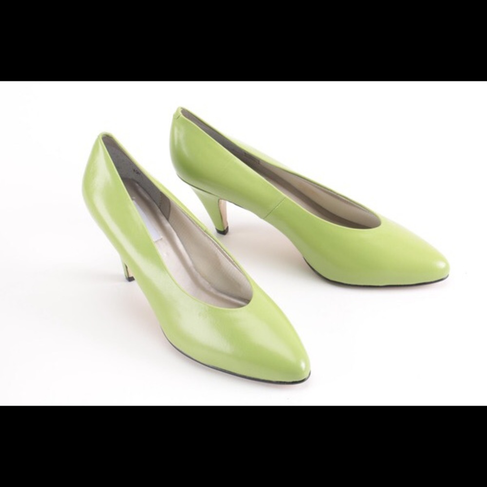 NEWPORT NEWS BNWT green leather pumps BRAND NEW