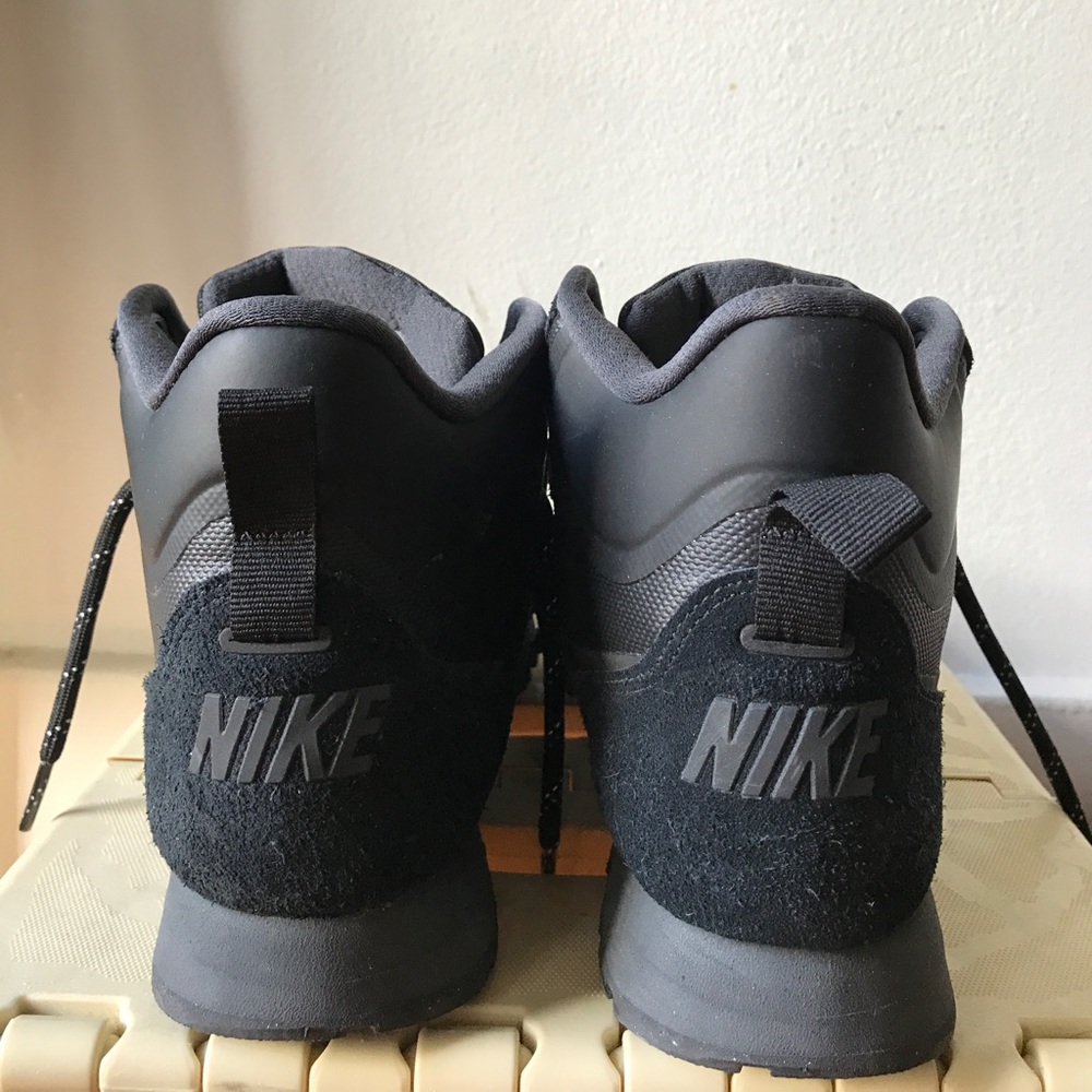 Chic black women's Nike Runners (8.5 or 8)