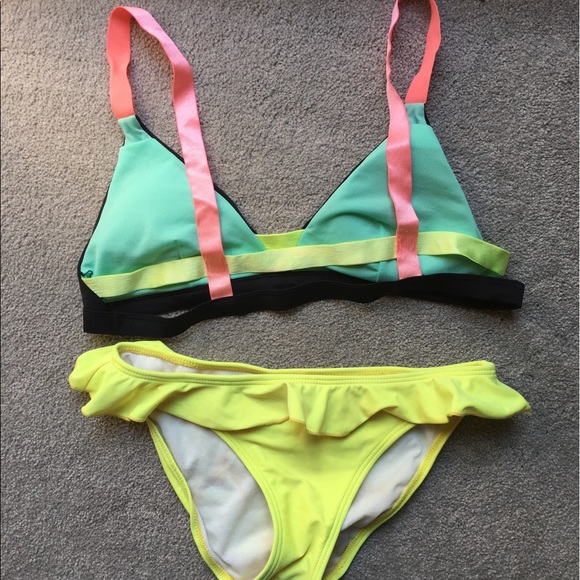 Bikini - Picture 2 of 2