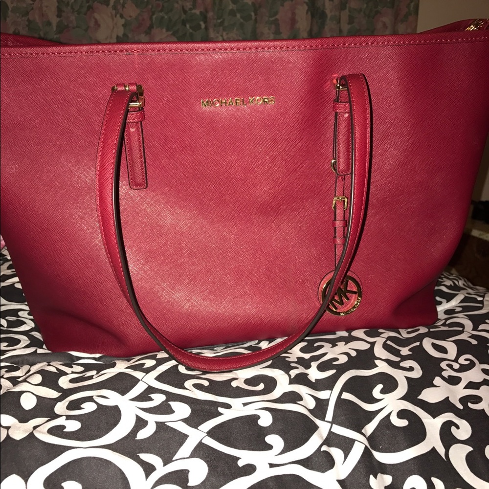 Cherry Michael Kors Jet Set tote
