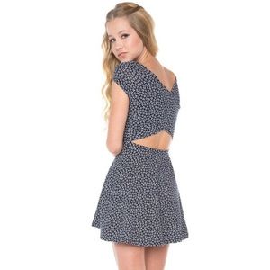 BRANDY MELVILLE FLORAL BETHAN CROSS BACK DRESS