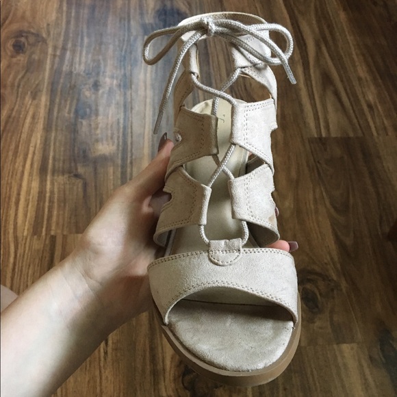 Vera Wang Heels - Picture 2 of 3