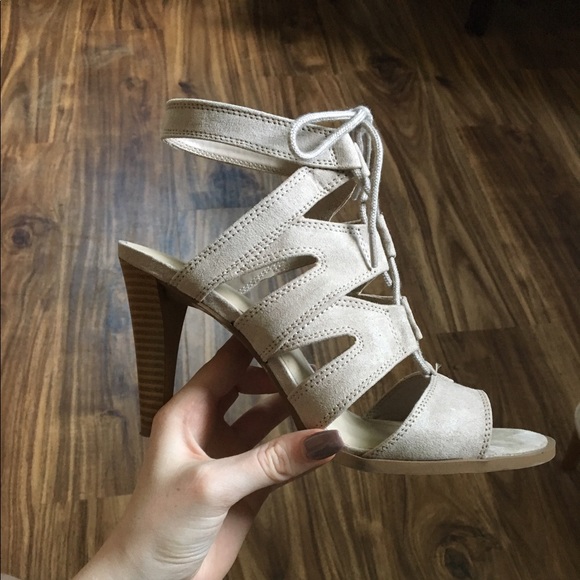 Vera Wang Heels - Picture 3 of 3