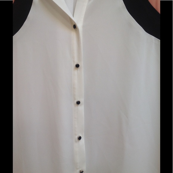 ✨HP✨NWT Tuxedo Button Front Top - Picture 2 of 2