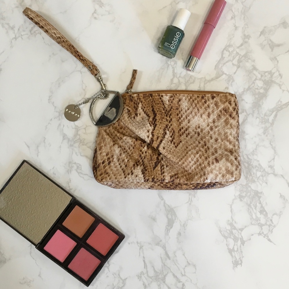 LULU WRISTLET 💕💋🍷👛