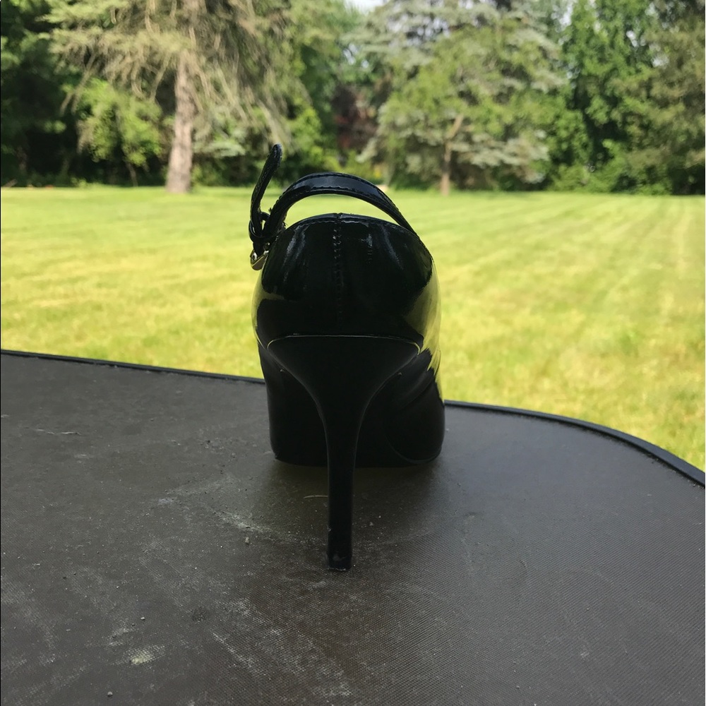 Peep toe TAHARI. Box included! 8.5....