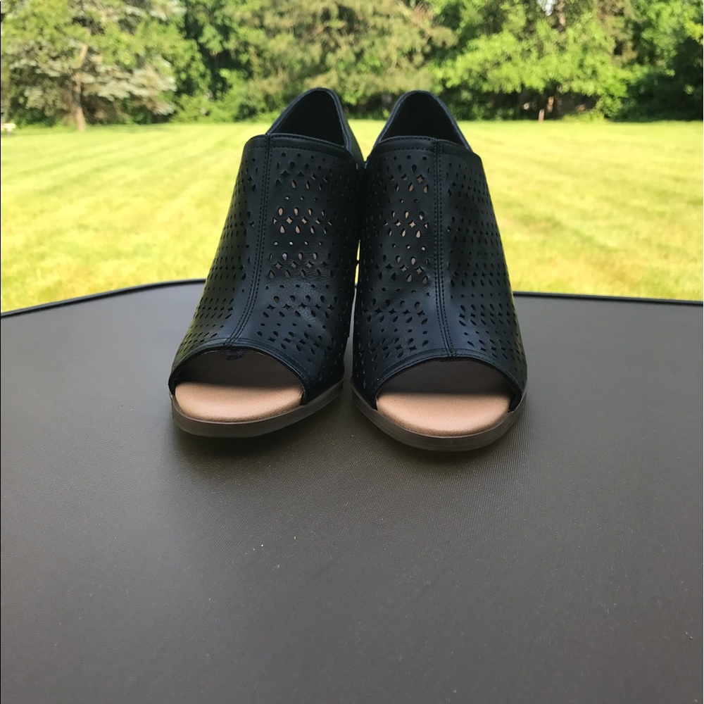 Dr. Scholls wedges. 8.5 black leather mesh